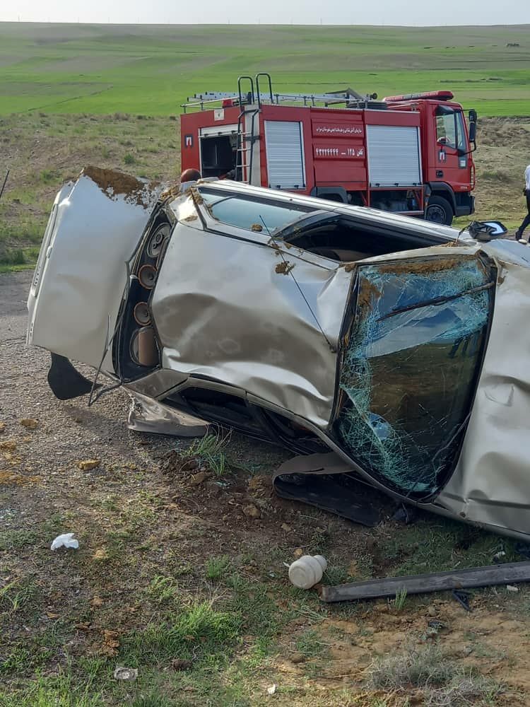 واژگونی یک دستگاه خودرو سواری پرشیا در مسیر روستای قزلکچی سراب